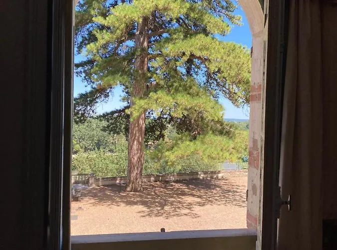 Chateau De La Boussiniere